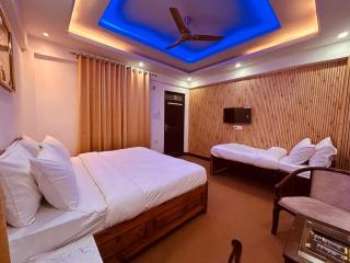 Dwapar Hill Top Near Mall Road - 2