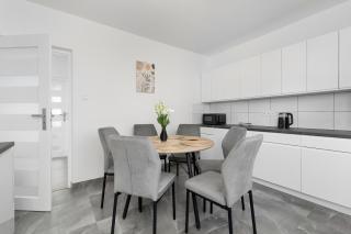 Spacious Family Apartments in Rzeszów with Parking Spaces and Desks by Noclegi Renters - Rzeszów - 0