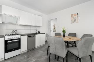 Spacious Apartments in Rzeszów with Parking Spaces and Desks by Noclegi Renters - 5
