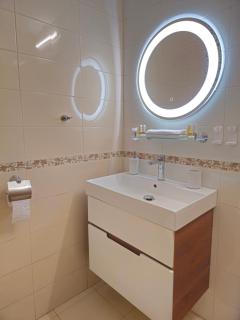 Two Big Bed Apartment & FREE Underground Parking - 1