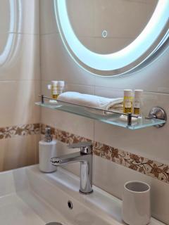 Two Big Bed Apartment & FREE Underground Parking - 1