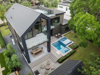 Treaty Oak Manor by Lux Tiny Resorts - 0
