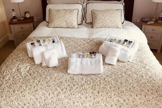 Claverley Hideaway Sleeps 2 with Patio - 9