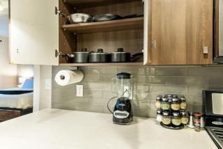 1min Delta - Salt Palace - King Bed - Gym - Parking - 1