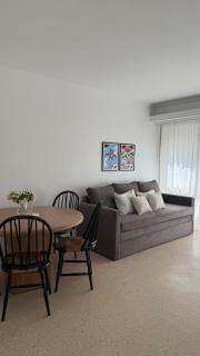 Amplio y luminoso departamento - 0