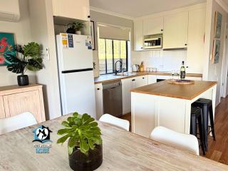 Lake & Reserve Front Bird Haven - 3BR - 6