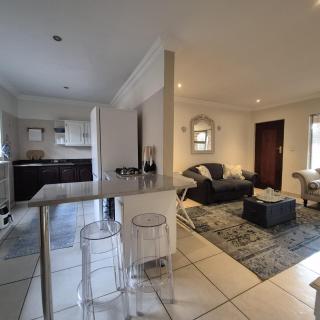 Luxurious 2-Bedroom French Cottage with parking - 0