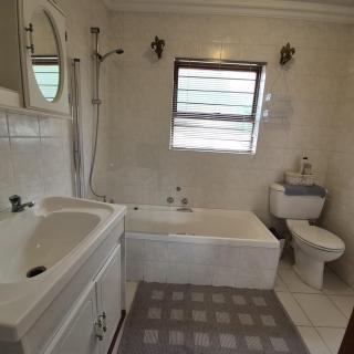 Luxurious 2-Bedroom French Cottage with parking - 8