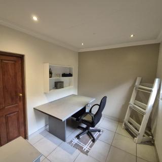 Luxurious 2-Bedroom French Cottage with parking - 7