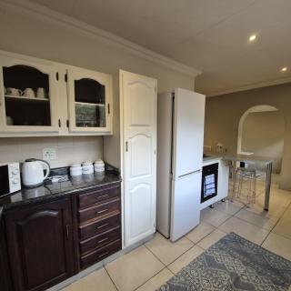 Luxurious 2-Bedroom French Cottage with parking - 6