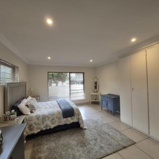 Luxurious 2-Bedroom French Cottage with parking - 5