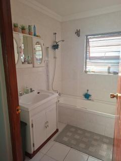 Luxurious 2-Bedroom French Cottage with parking - 4