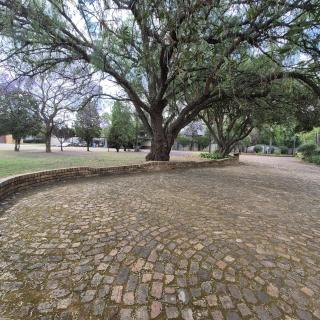 Luxurious 2-Bedroom French Cottage with parking - 3