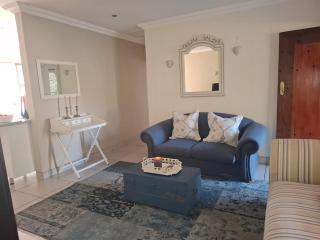 Luxurious 2-Bedroom French Cottage with parking - 2