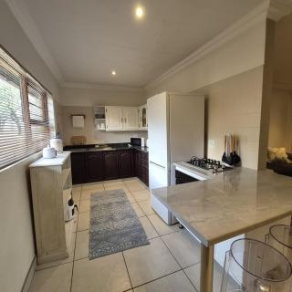 Luxurious 2-Bedroom French Cottage with parking - 1