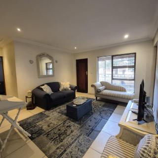 Luxurious 2-Bedroom French Cottage with parking - 9