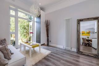 Elegant Ealing Apartment Retreat - 5