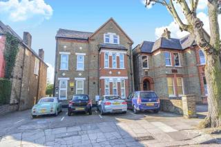 Elegant Ealing Apartment Retreat - 9