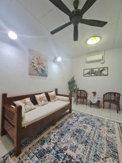 Wareesha Homestay, Corner Lot With Netflix - 0