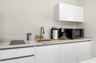 Stylish & Sunny Home Mins to Beach and Private Pool! - Tanki Lender - 4