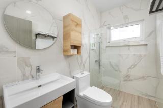 Stylish & Sunny Home Mins to Beach and Private Pool! - Tanki Lender - 1