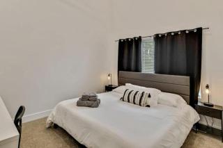 3 Min to DT - 2 Car Garage - Lux Townhome - King Bed - 9