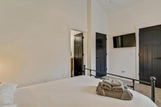 3 Min to DT - 2 Car Garage - Lux Townhome - King Bed - 8