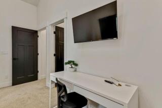 3 Min to DT - 2 Car Garage - Lux Townhome - King Bed - 7