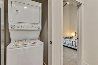 3 Min to DT - 2 Car Garage - Lux Townhome - King Bed - 4