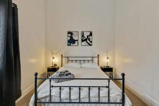 3 Min to DT - 2 Car Garage - Lux Townhome - King Bed - 3