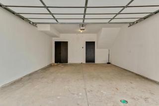 3 Min to DT - 2 Car Garage - Lux Townhome - King Bed - 2