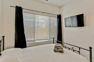 3 Min to DT - 2 Car Garage - Lux Townhome - King Bed - 1