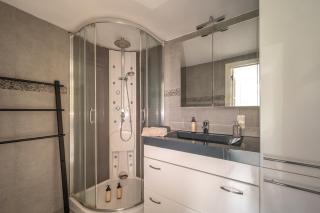 Light-Filled Apartment with Private Garden - 4