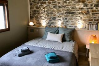 2 Bed House Sleeps 4 - Pets Ok - Pool - Fireplace - 1