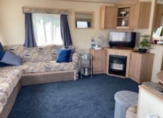 6 Berth, Pet friendly caravan with Decking - Great Yarmouth - 4