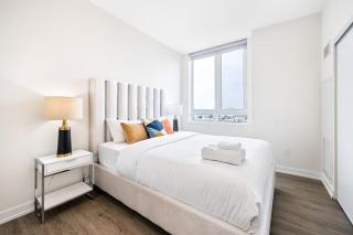 Spacious 3-Bedroom SkyLoft with Beautiful City Views and Parking - 5