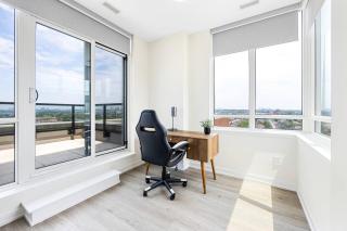 Spacious 3-Bedroom SkyLoft with Beautiful City Views and Parking - 4