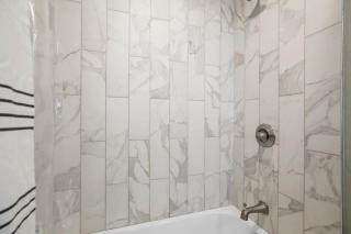 6 Mins to Broadway - 2 Bed - 1 Bath 2 Car Garage - 7