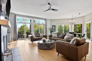 Luxury Estate Overlooking Water - 9