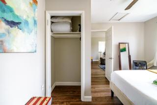 Jungle House Columbus Downtown Free Parking Sleeps 6 - Steps to Convention Center & Nationwide Arena - 1BR Short North Luxury Home - Over 5,800 Five Star Stays - Columbus - 2