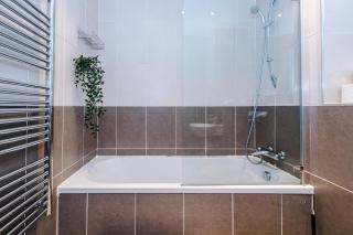 2 bed, 2 bath apartment in Roundhay - 2