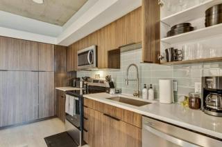 Rooftop Pool - Hot tub - Gym - King Bed - Parking - 2