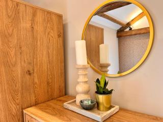 Character filled Courtyard Escape - 6