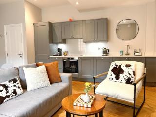 Character filled Courtyard Escape - 1