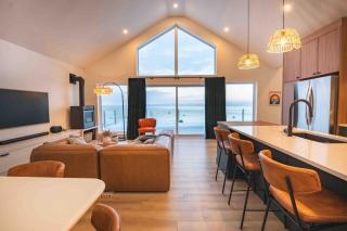 Phil Good 1219: Luxurious River View in Charlevoix - 0