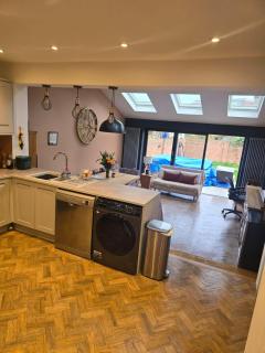 4 bed house close to Allianz Stadium, LHR and London 20mins away - 3