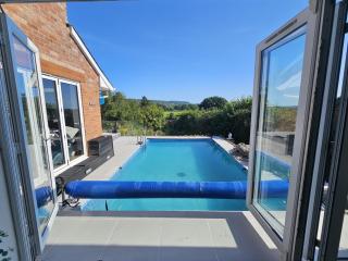 Large house with pool only 15 mins from the beach - 0