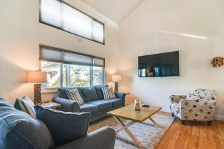 1 Block to Sunset Beach Dog-Friendly Family Home - 9