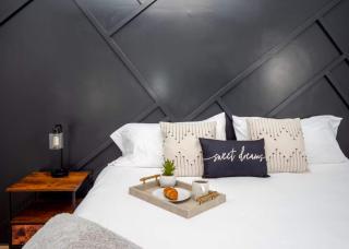 Jennifer's Stylish & Modern Broadway Getaway - 0