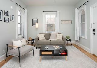 Jennifer's Stylish & Modern Broadway Getaway - Providence - 9